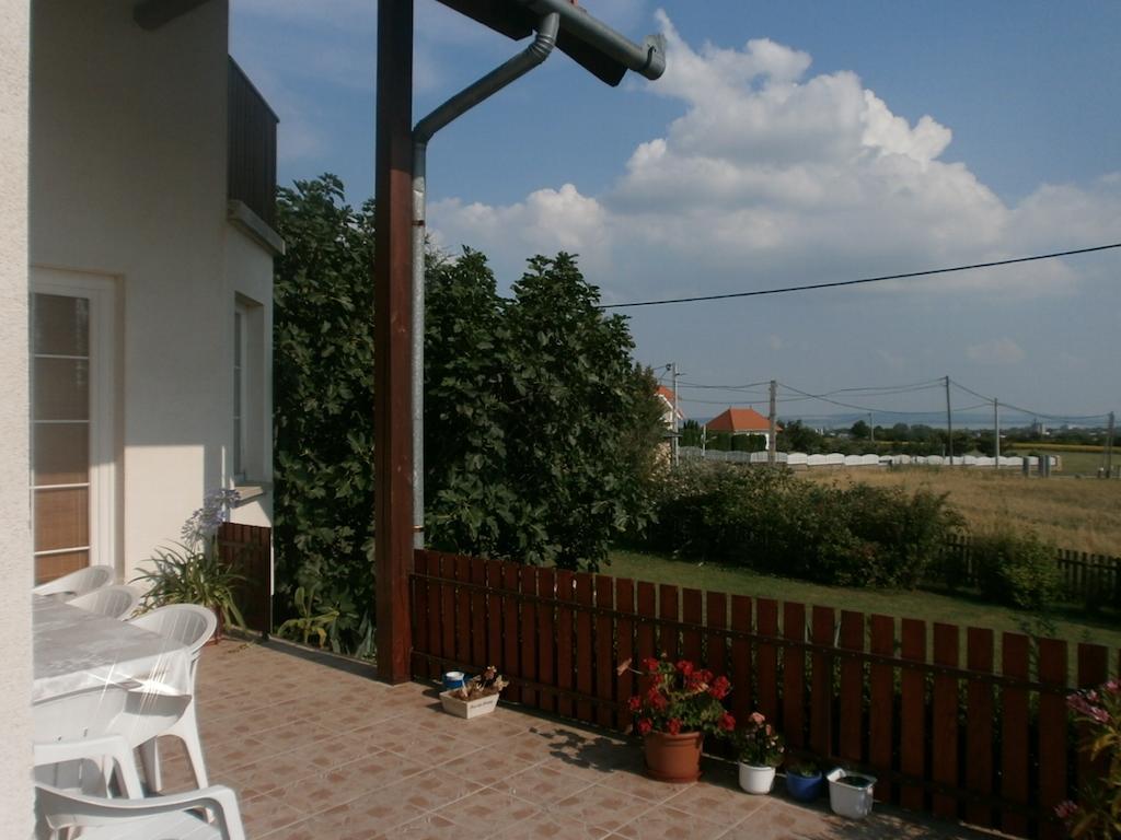 Feher Rozsa Apartman Черсегтомай Экстерьер фото