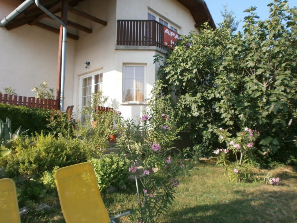 Feher Rozsa Apartman Черсегтомай Экстерьер фото