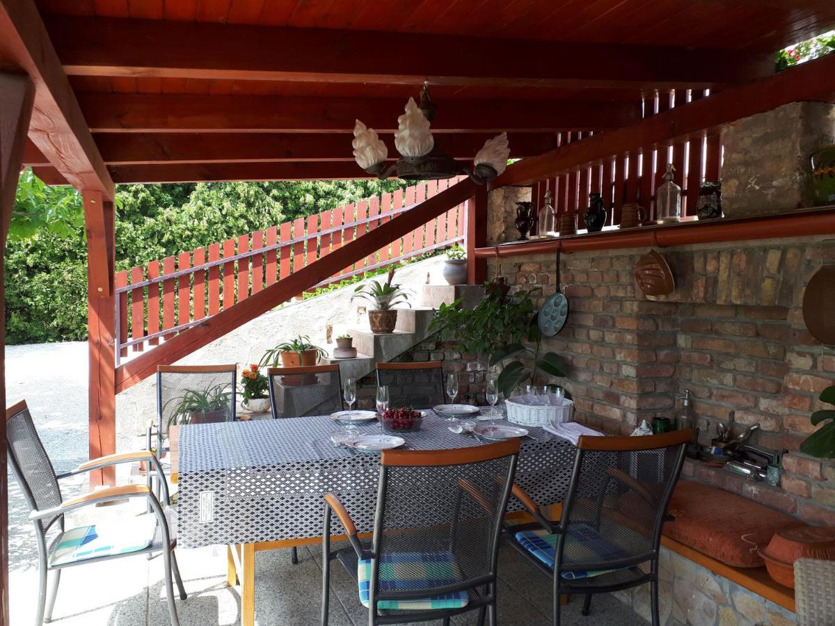 Feher Rozsa Apartman Черсегтомай Экстерьер фото